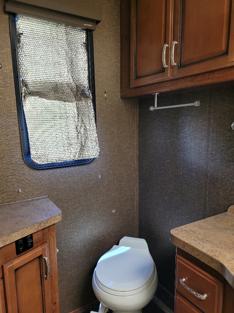 2014 Fleetwood Bounder 36E - Image 20