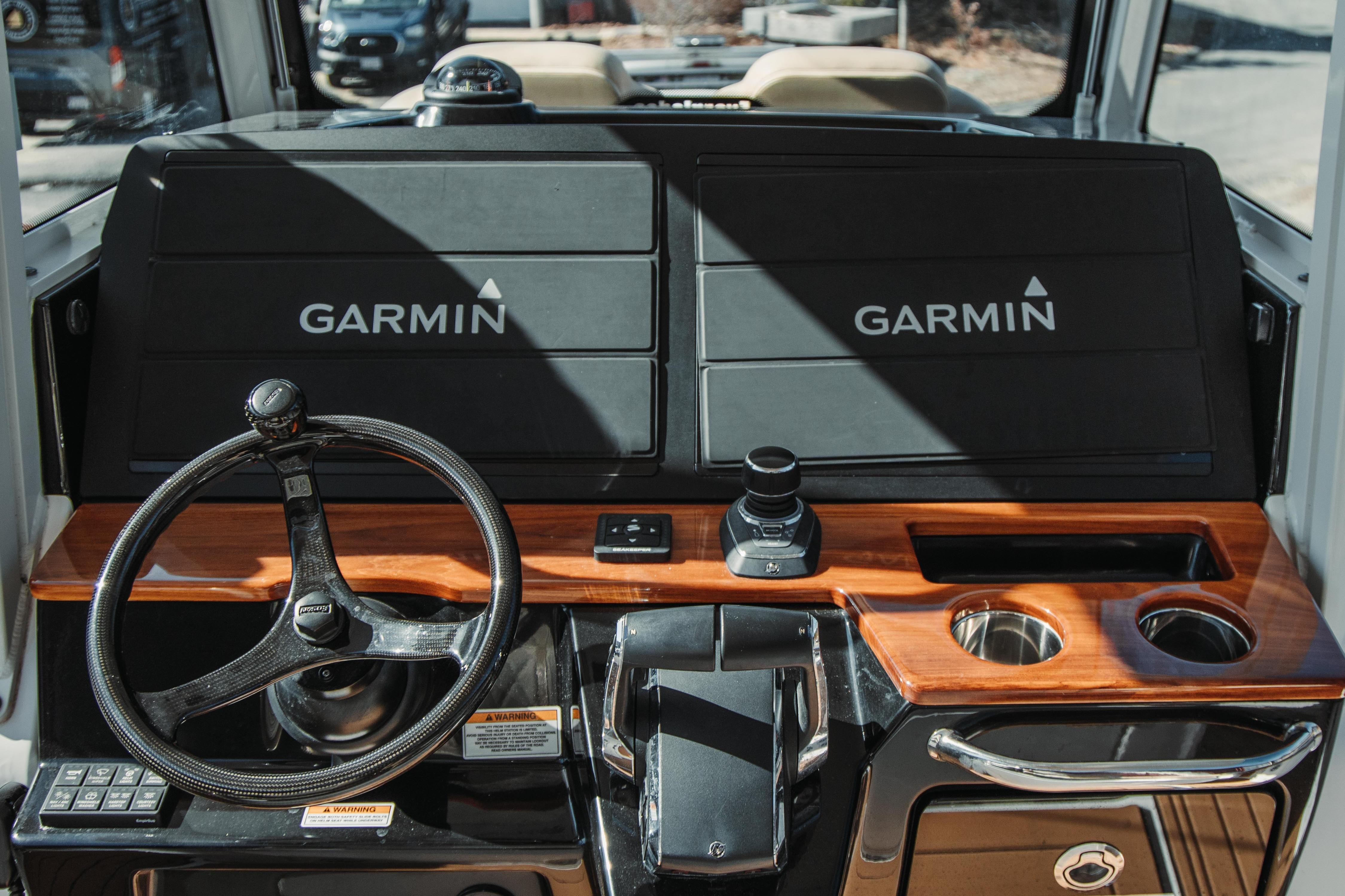 2024 Everglades 315 Center Console Standard - Image 38