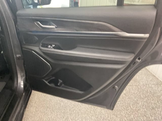 2023 Jeep Grand Cherokee L Utility 4D Overland 4WD V6 - Image 31