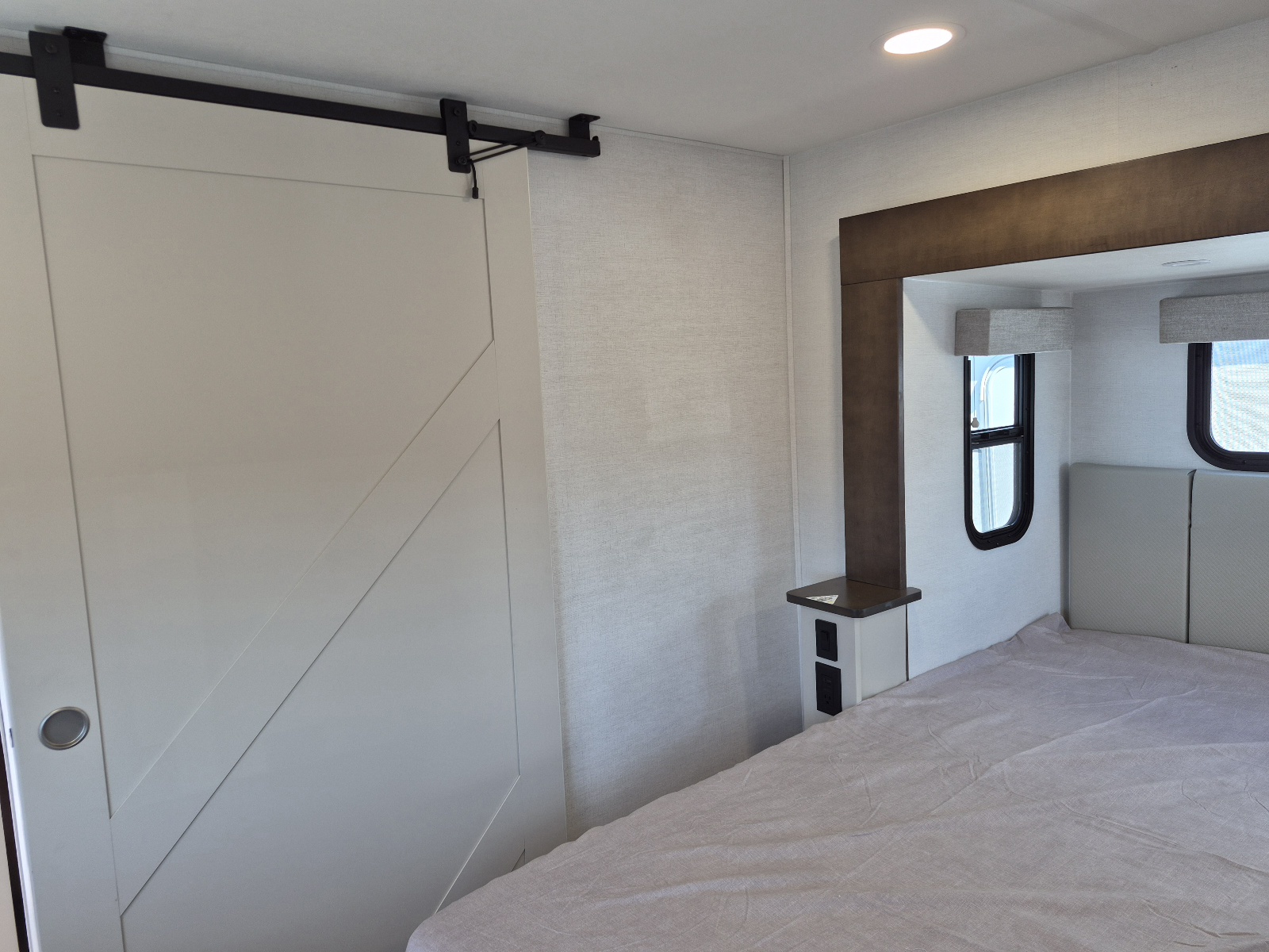 2027 Alliance RV Avenue 32RLS - Image 13