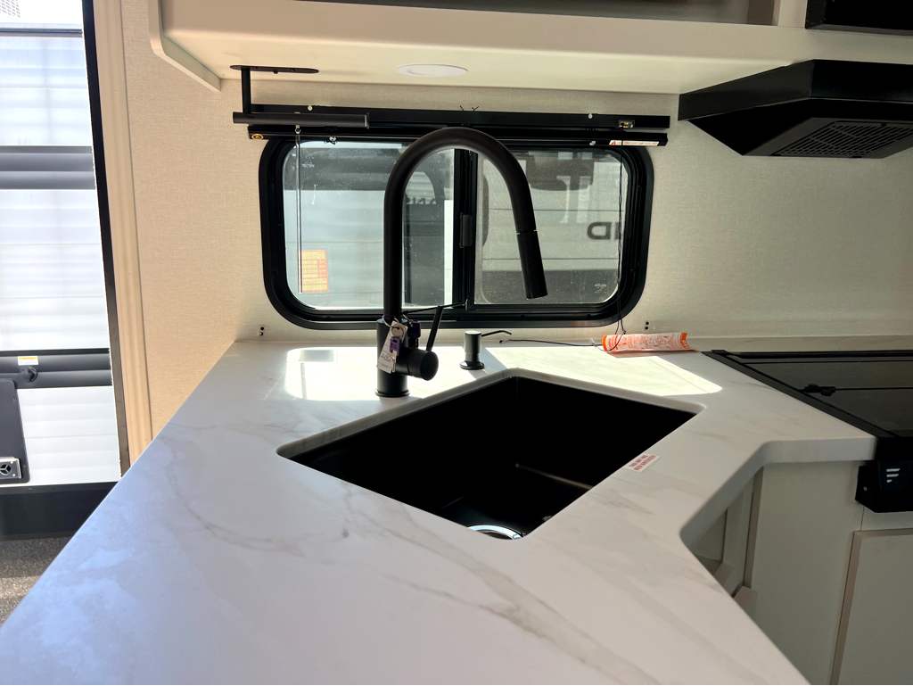 2027 GRAND DESIGN TRANSCEND 335BHT - Image 10