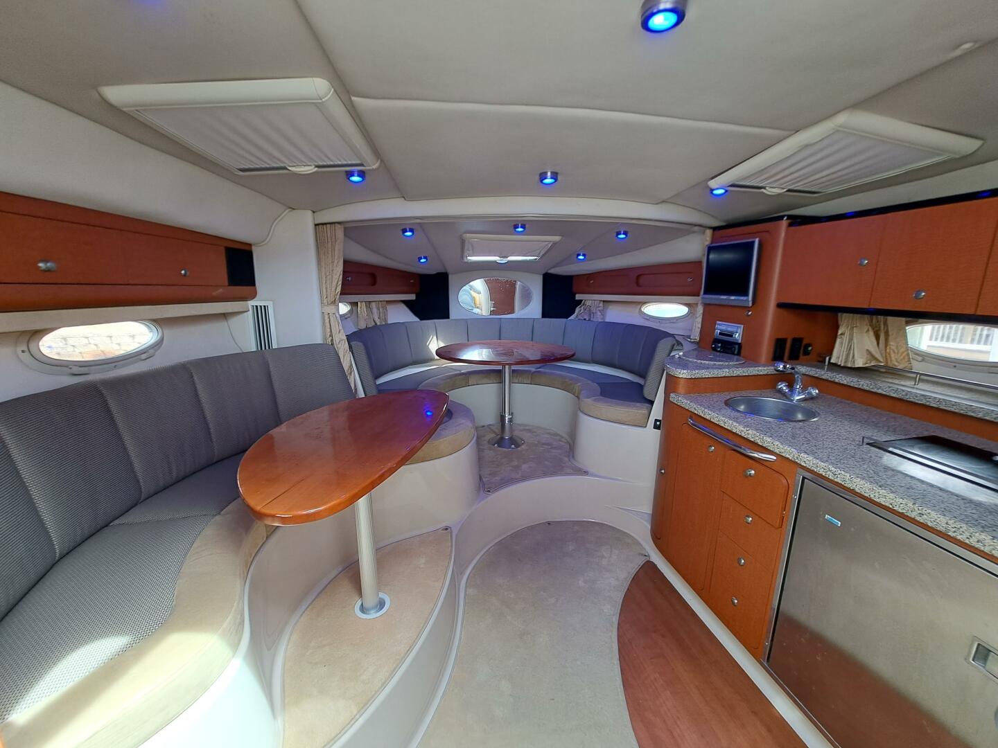 2005 Chaparral 330 Signature Cruiser - Image 10
