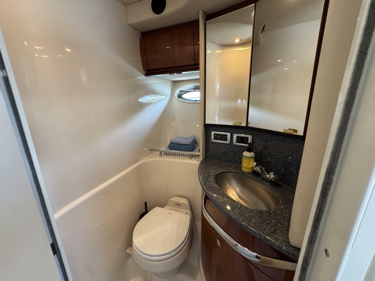 2003 Sea Ray 420 Sundancer - Image 32