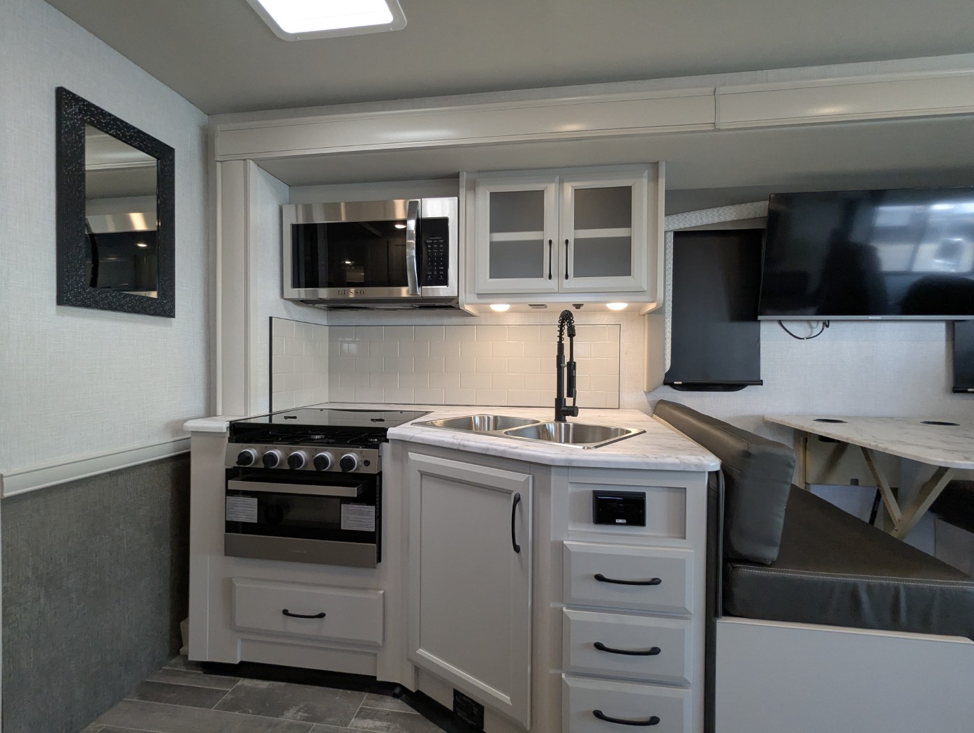 2025 Fleetwood Flair 28A - Image 18