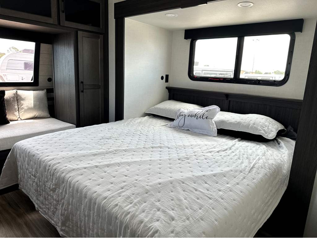 2027 VENTURE RV SPORTTREK 292VRB - Image 20