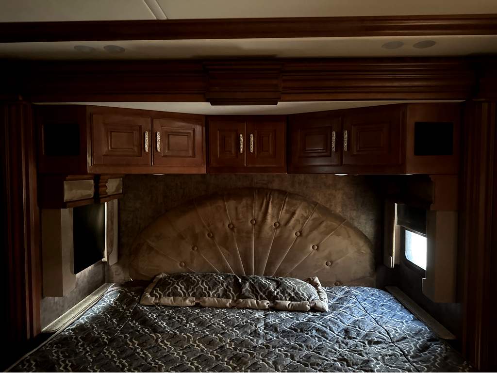 2014 Fleetwood DISCOVERY 40E - Image 28
