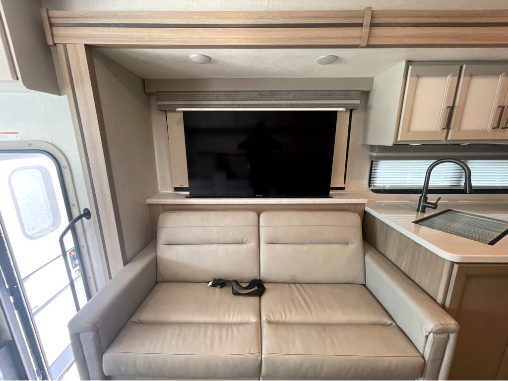 2027 THOR MOTOR COACH HURRICANE 35A - Image 15
