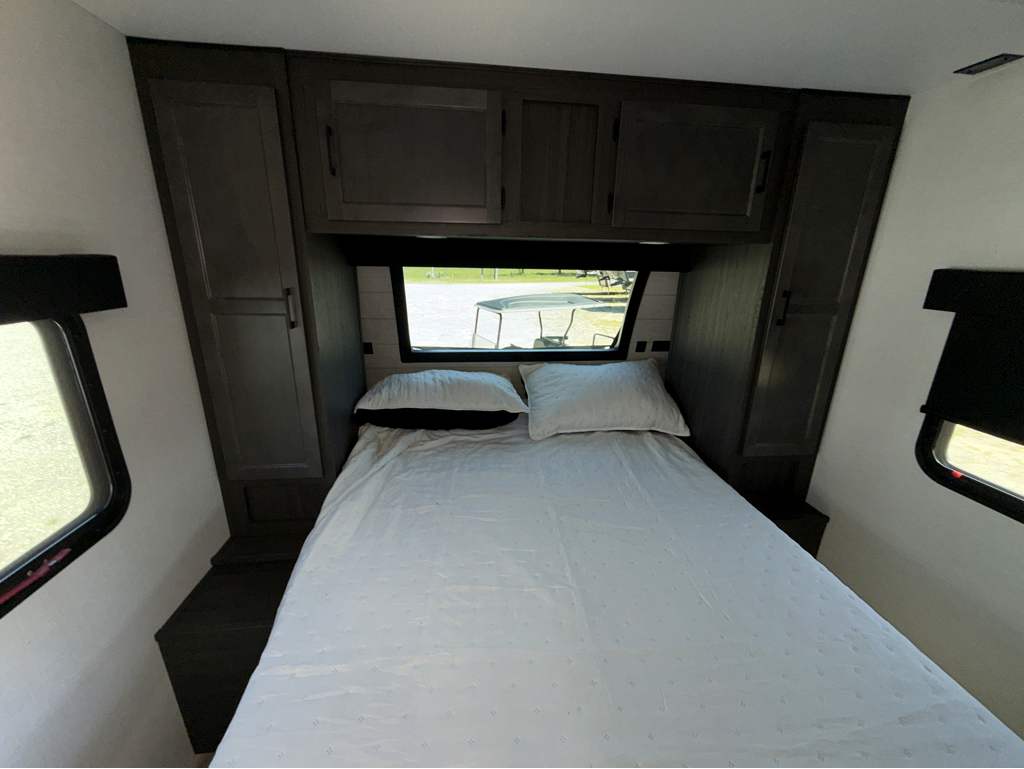 2026 VENTURE RV SPORTTREK 327VIK - Image 30