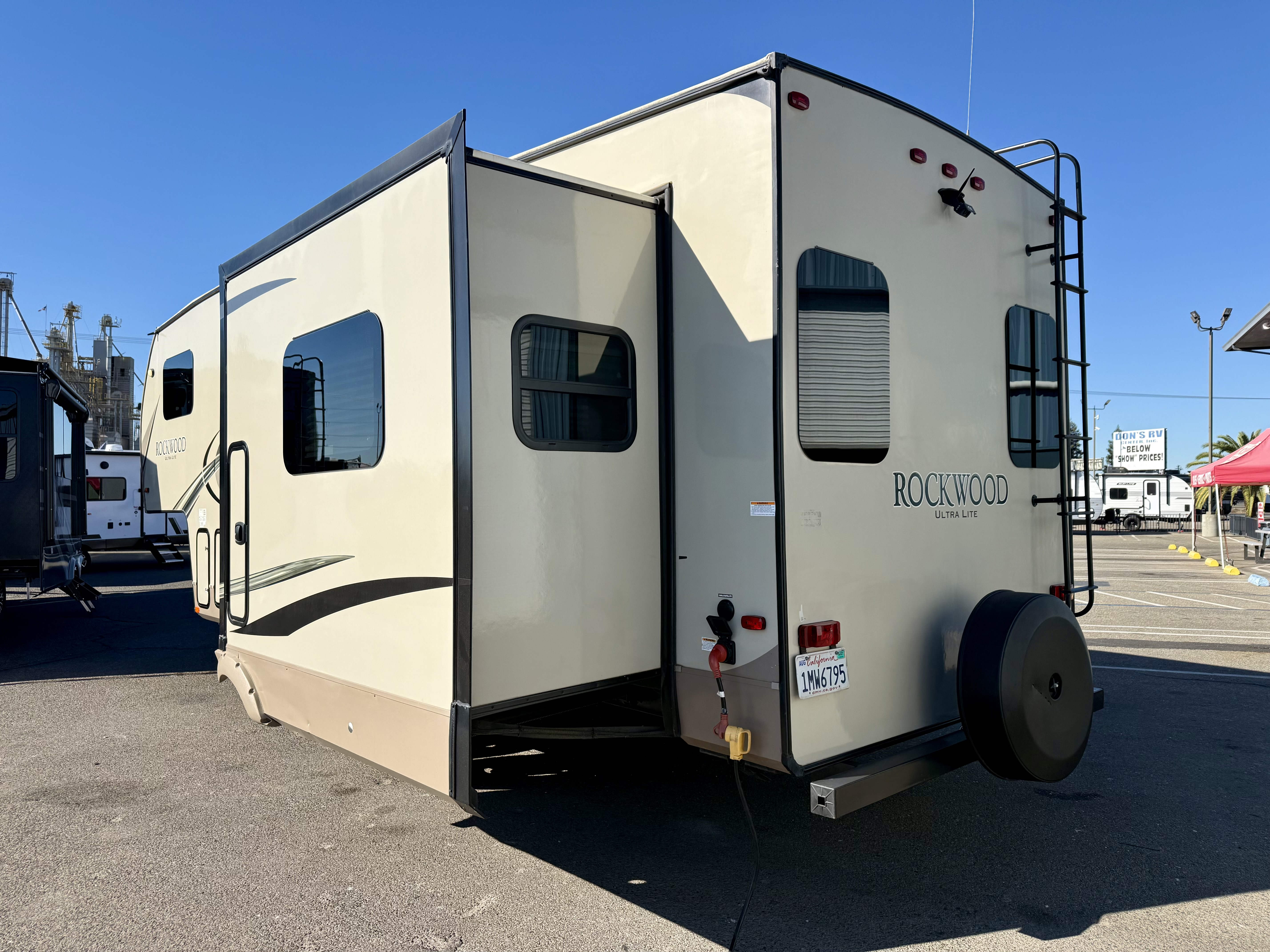 2018 Forest River Rockwood Ultra Lite 2650WS - Image 3