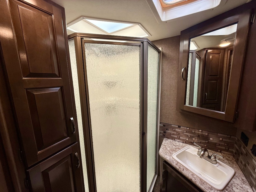 2017 Chateau 31W - Image 24