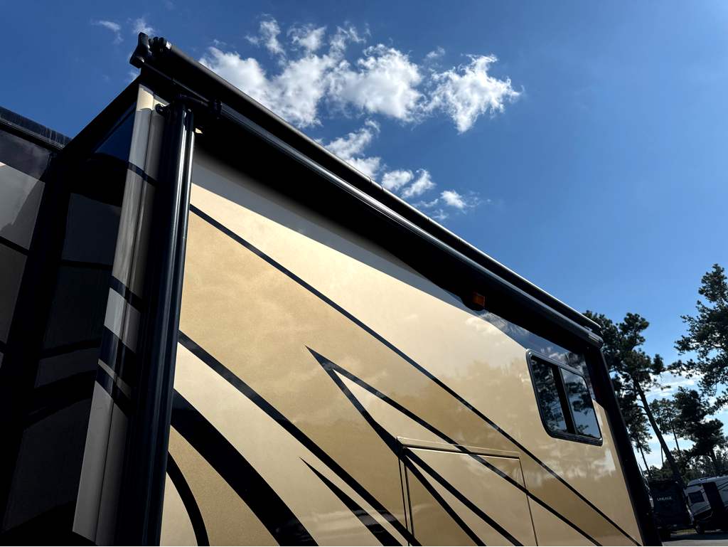 2014 Fleetwood DISCOVERY 40E - Image 6