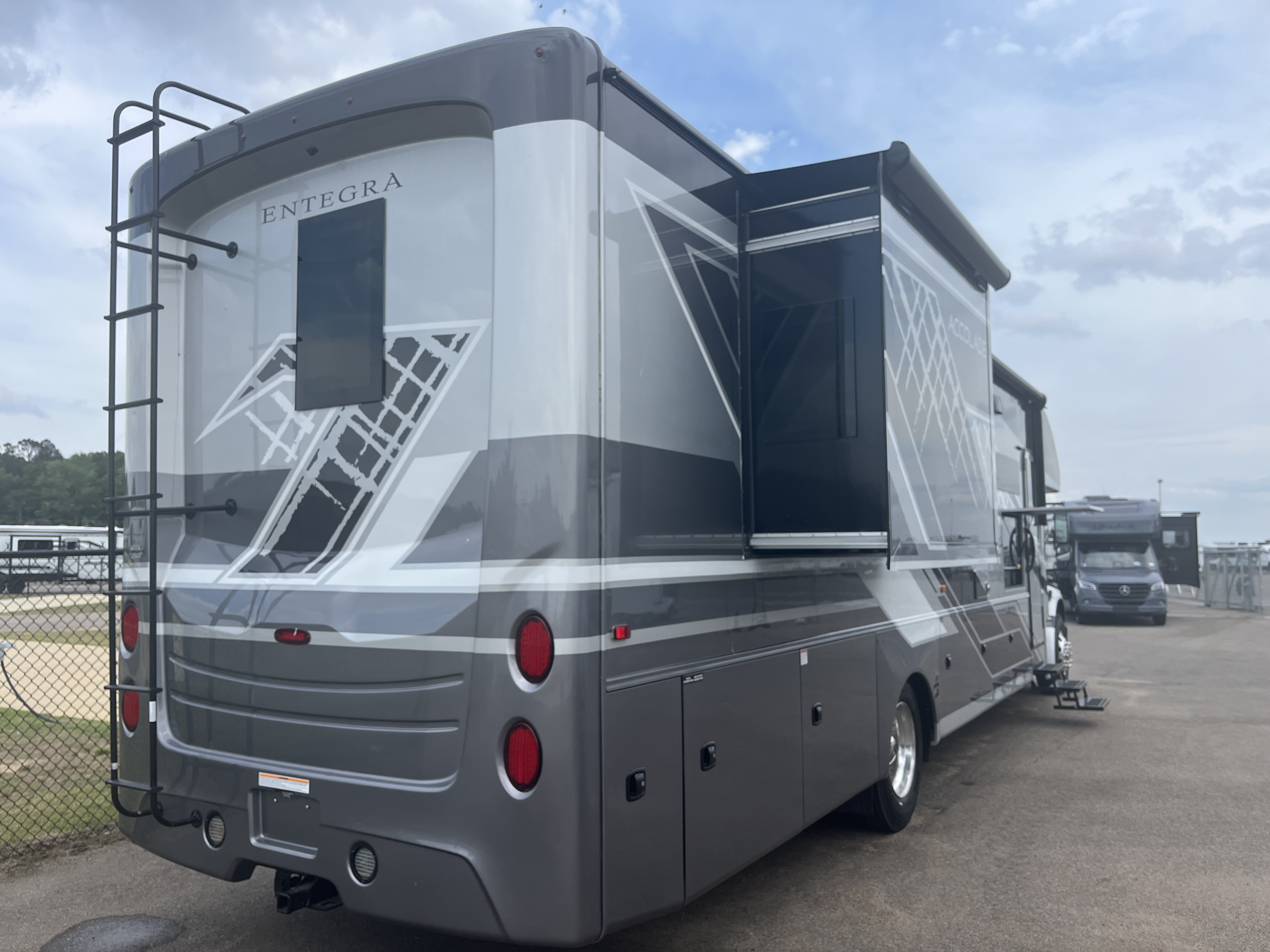 2026 ENTEGRA COACH ACCOLADE 37K - Image 3