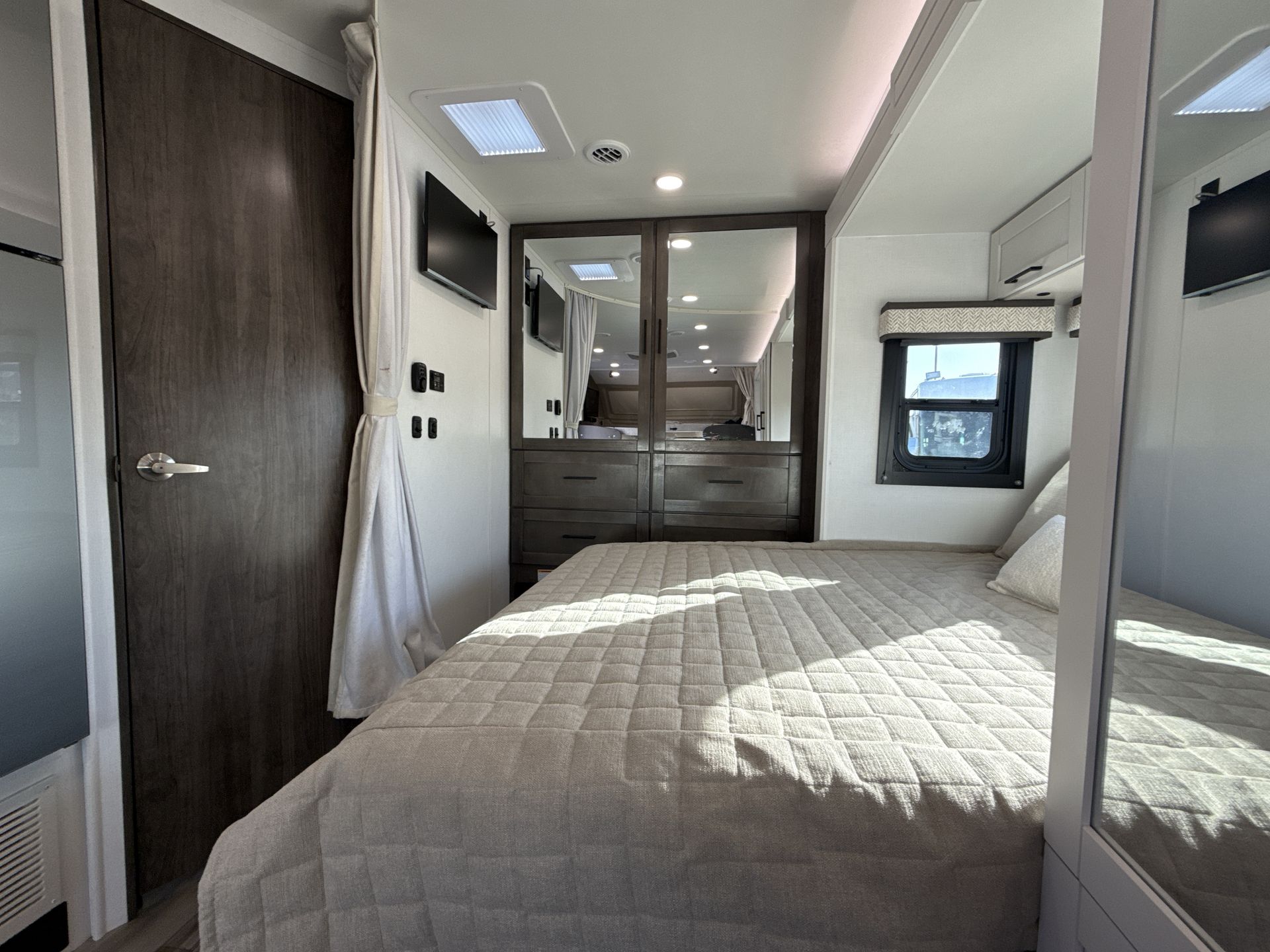 2026 Entegra Coach Odyssey 24B - Image 18