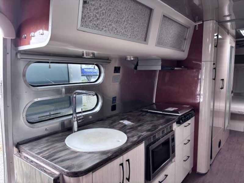 2017 Airstream International Serenity 30 - Image 8