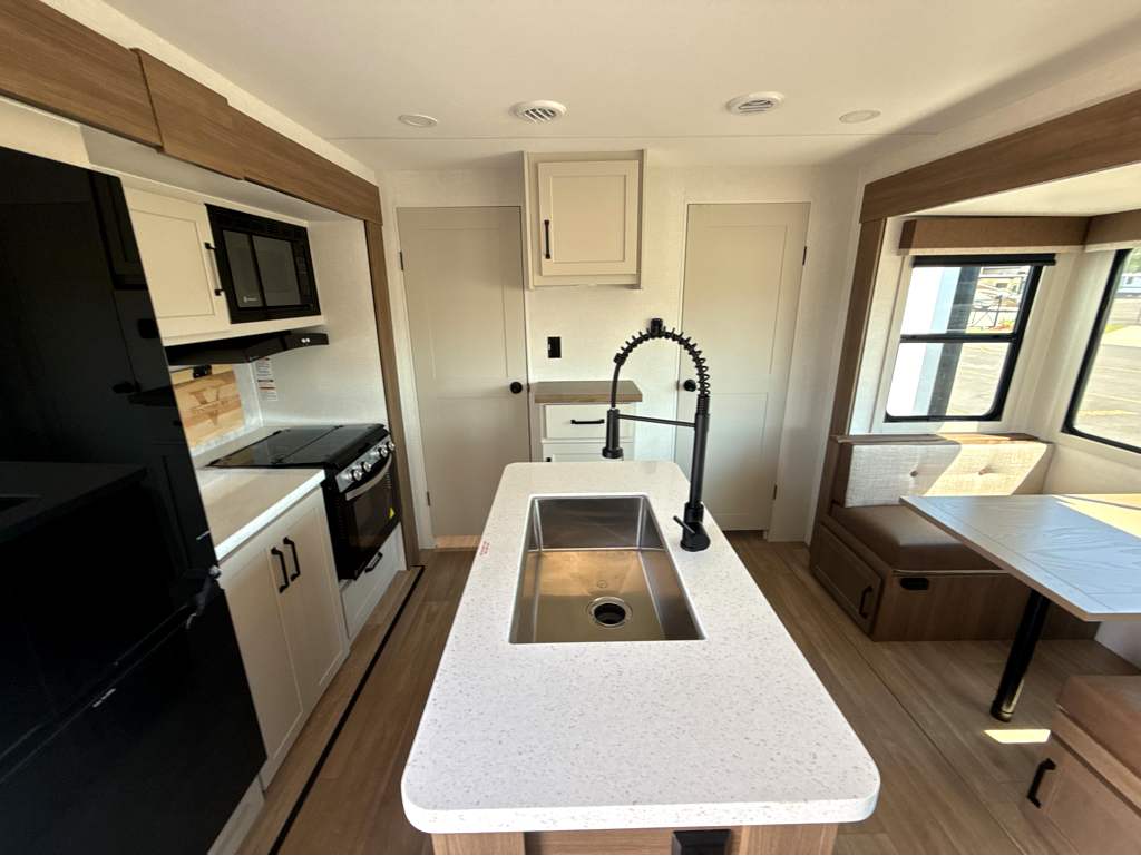 2027 VENTURE RV SPORTTREK 333VIK - Image 10
