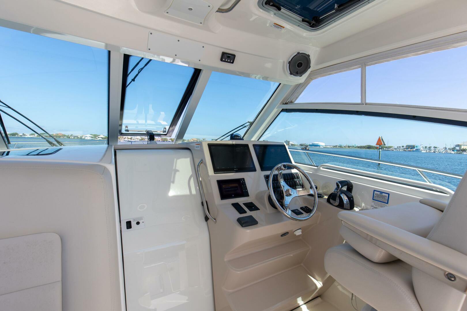 2019 Boston Whaler 345 CONQUEST - Image 16