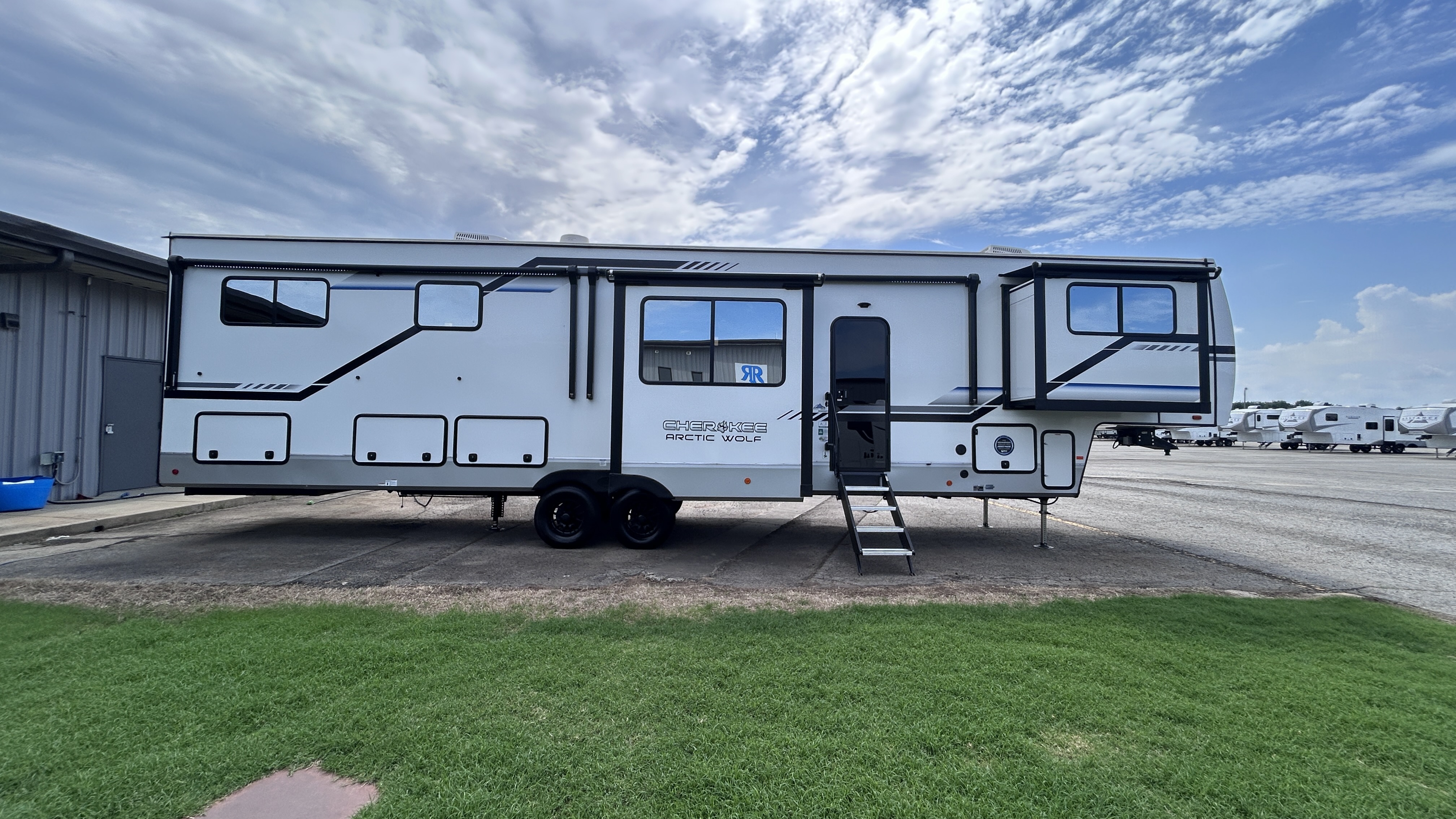 2025 Forest River ARCTIC WOLF 3950SUITE - Image 2