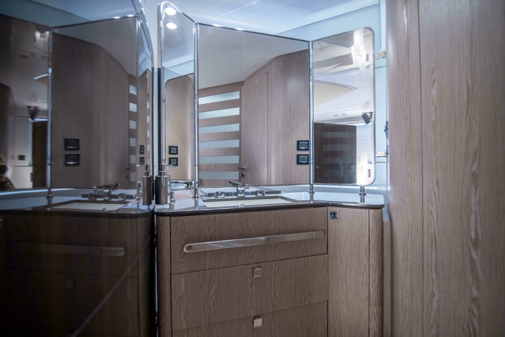 2019 Azimut S7 - Image 28