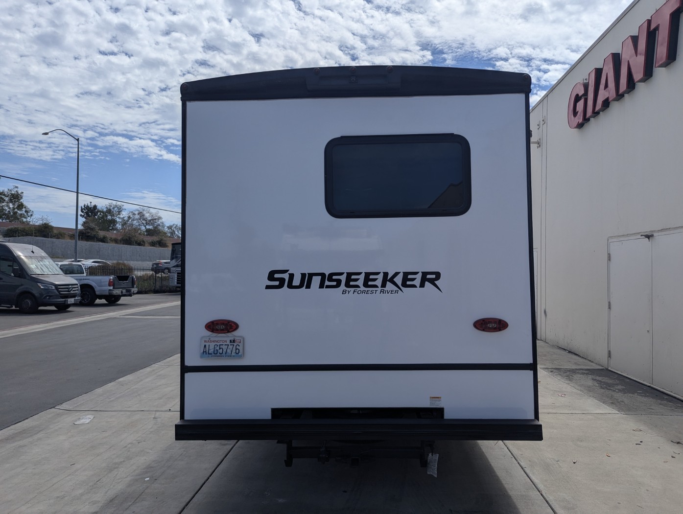 2026 FOREST RIVER SUNSEEKER 2750SLE - Image 5