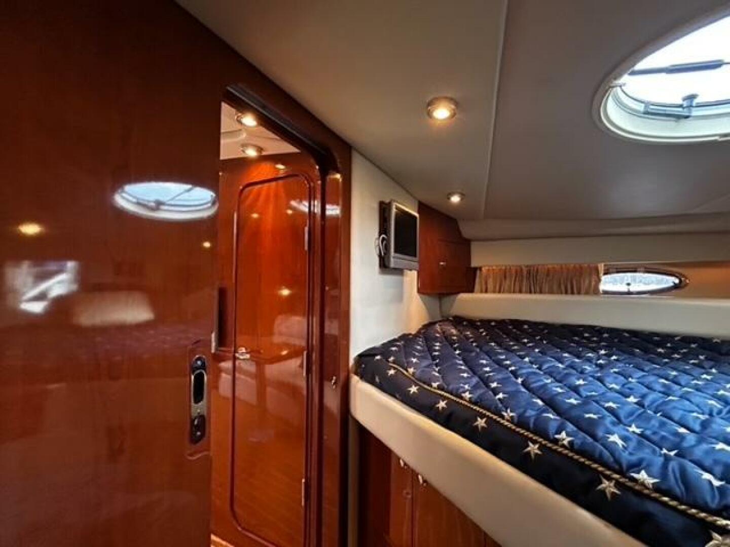2005 Regal 3560 Commodore - Image 10