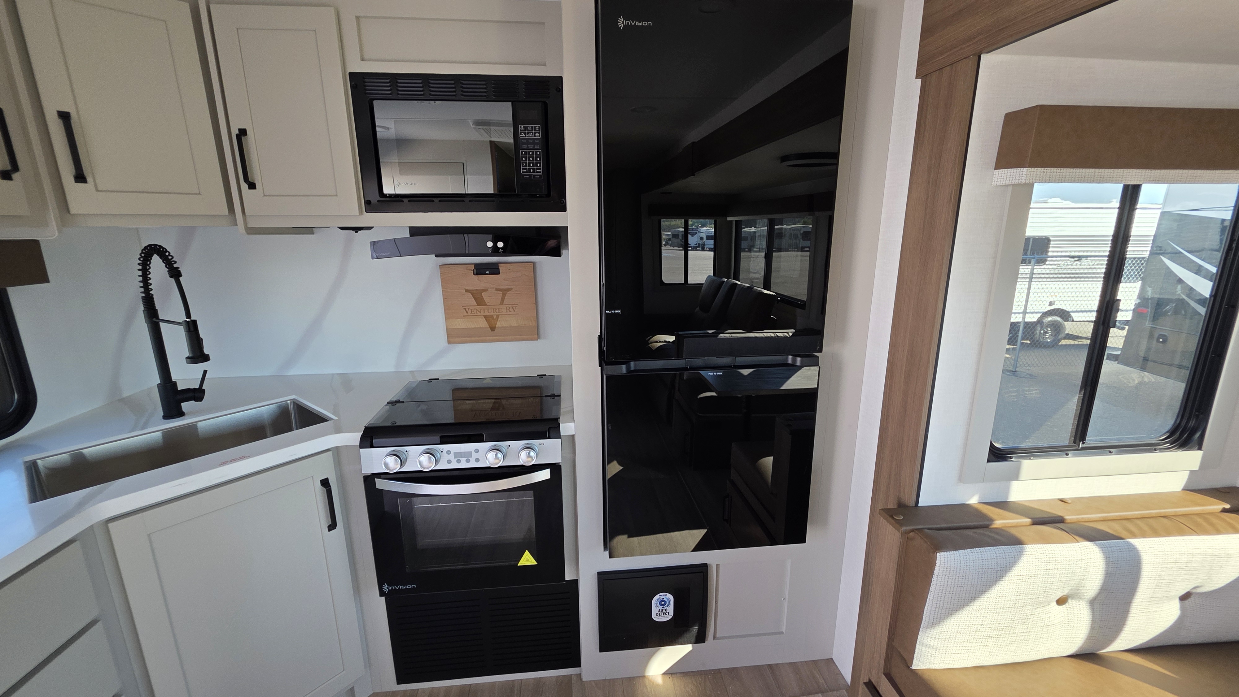 2027 VENTURE RV SPORTTREK 272VRK - Image 14