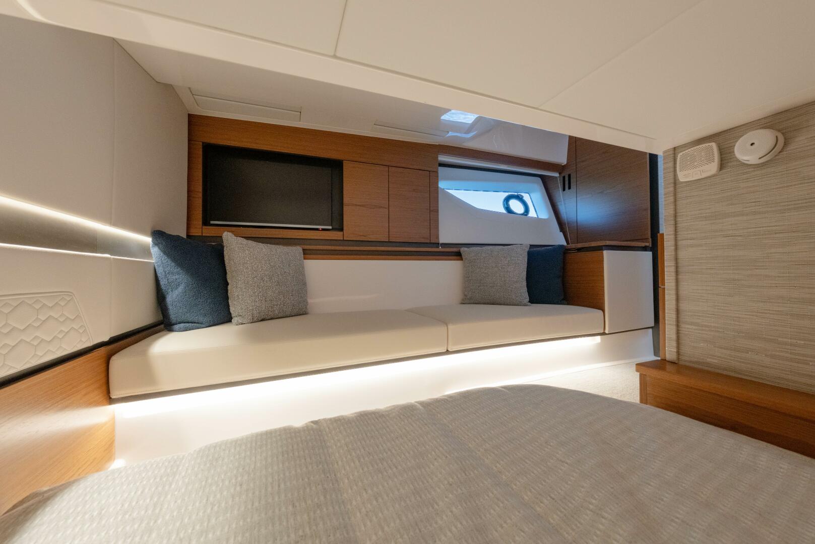 2025 Tiara Yachts 43 LE - Image 43
