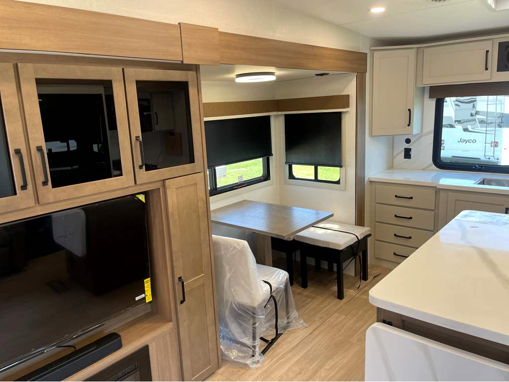 2027 VENTURE RV SPORTTREK 353VRK - Image 9