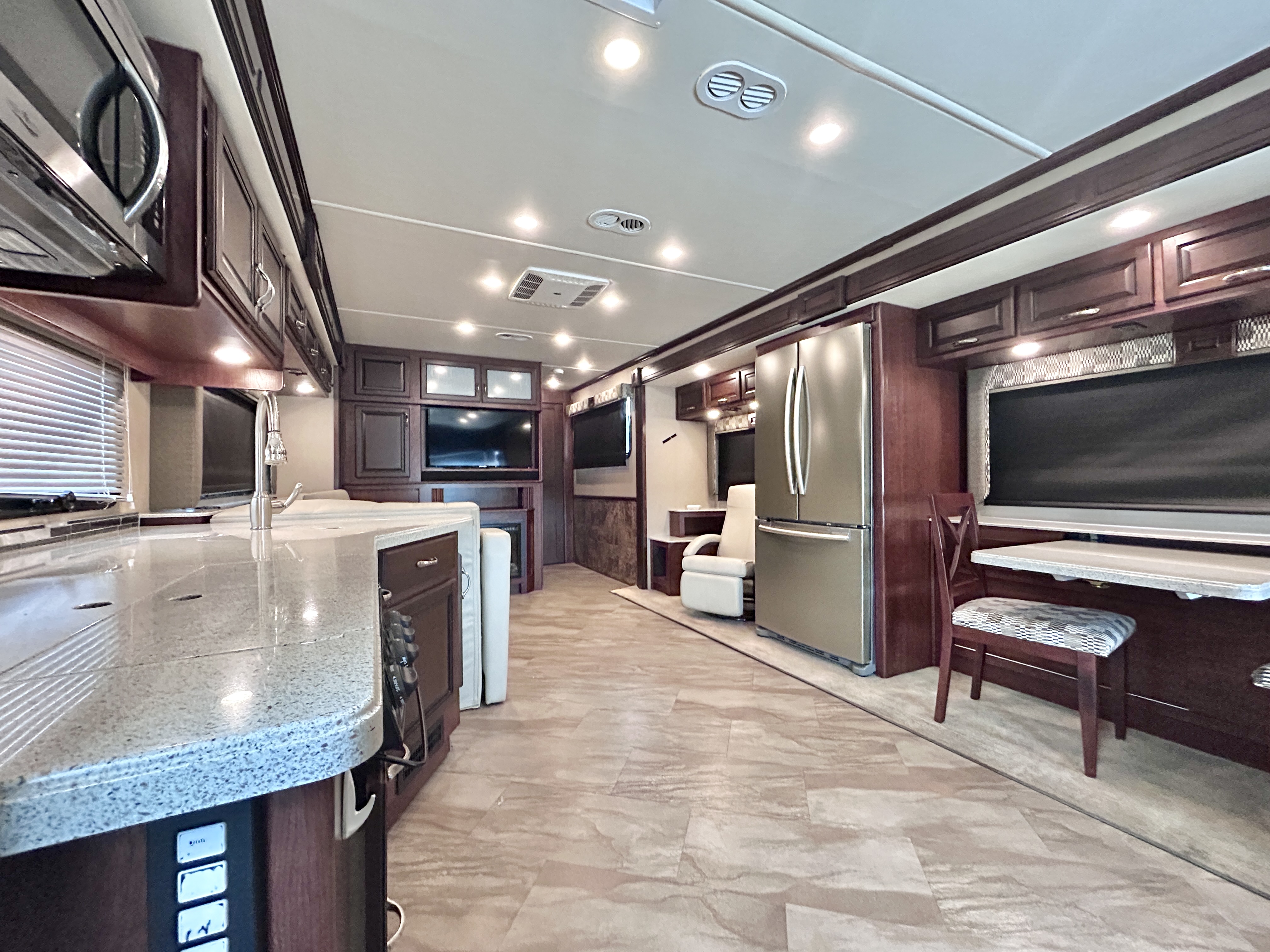2017 Fleetwood Bounder 36Y - Image 9