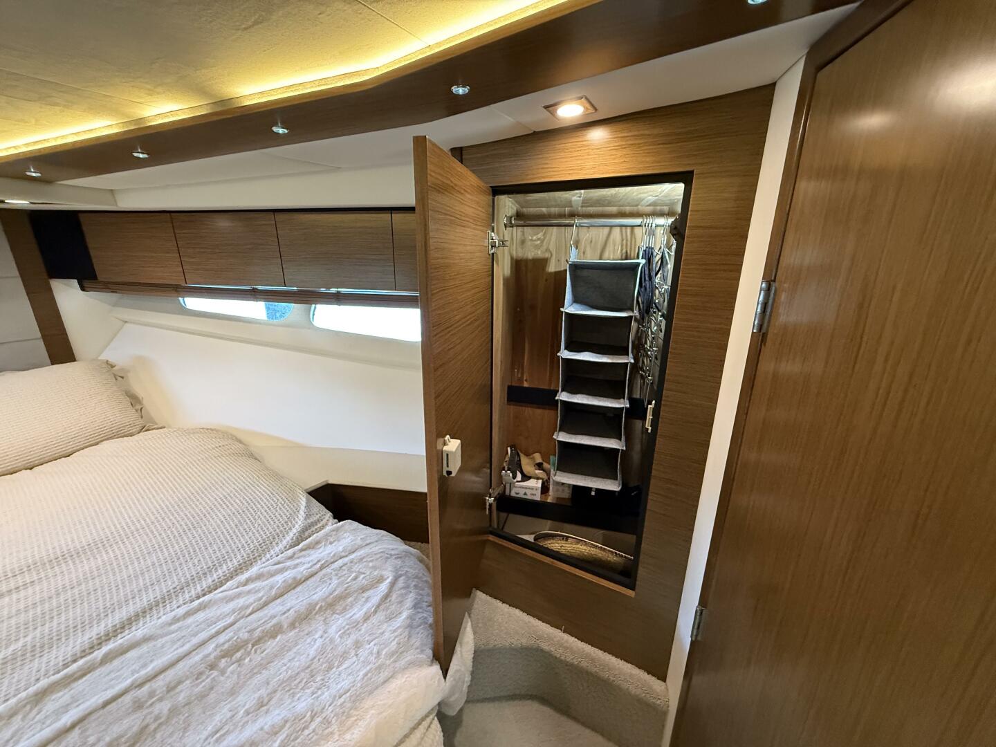 2014 Cruisers Yachts 45 Cantius - Image 22