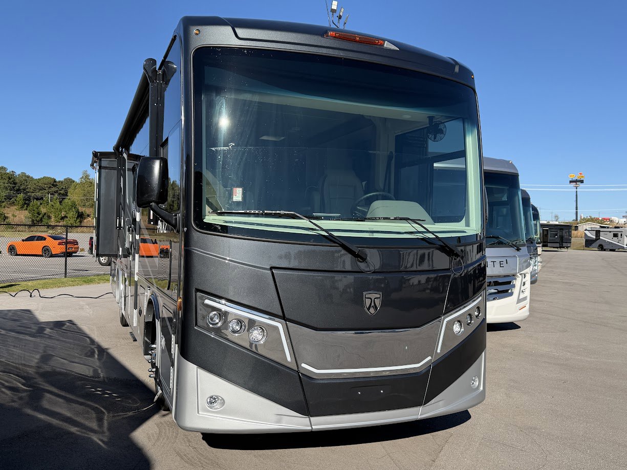 2026 THOR MOTOR COACH PALAZZO 33.5 - Image 1