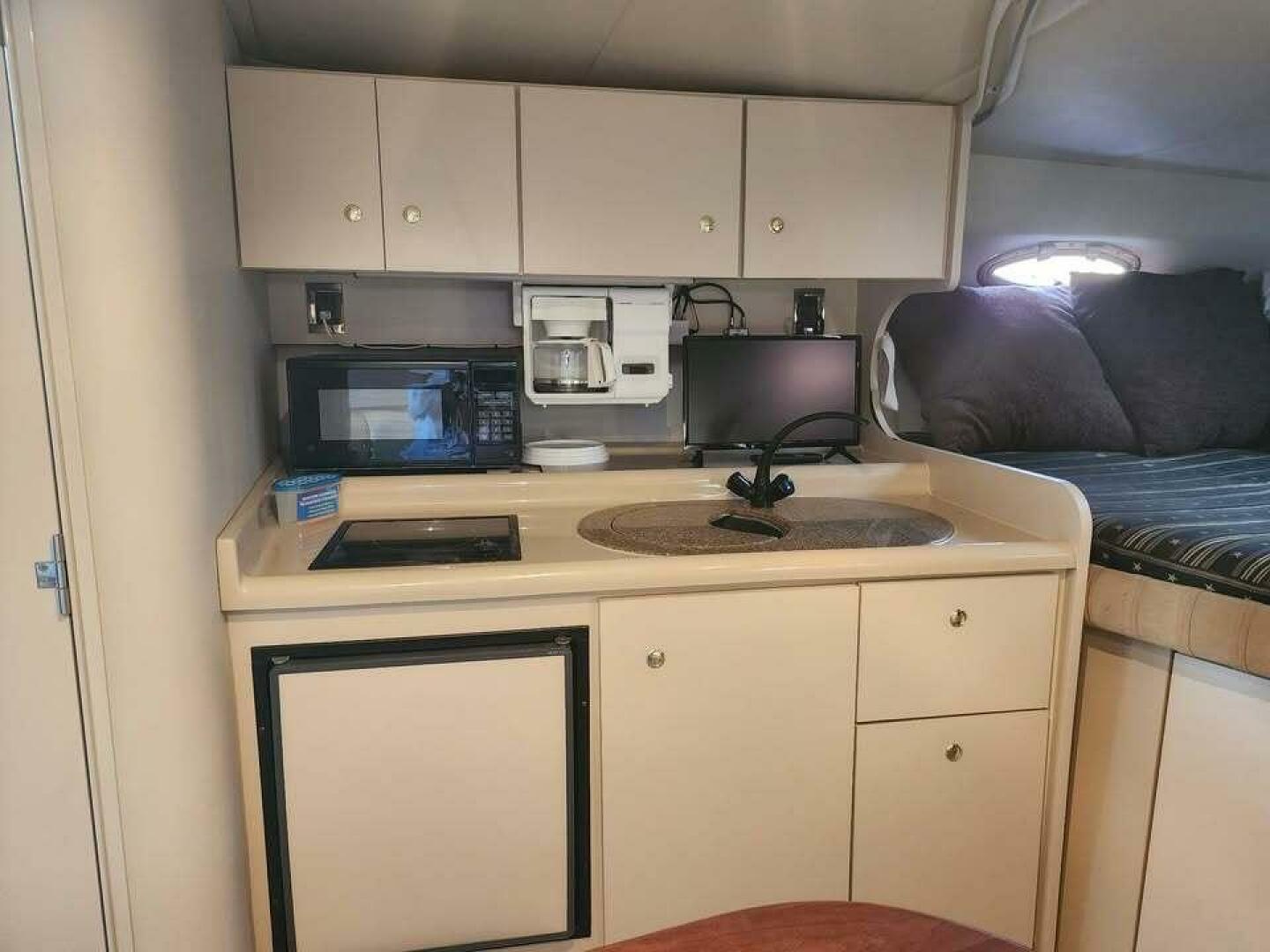 2001 Cruisers 3075 Express - Image 11