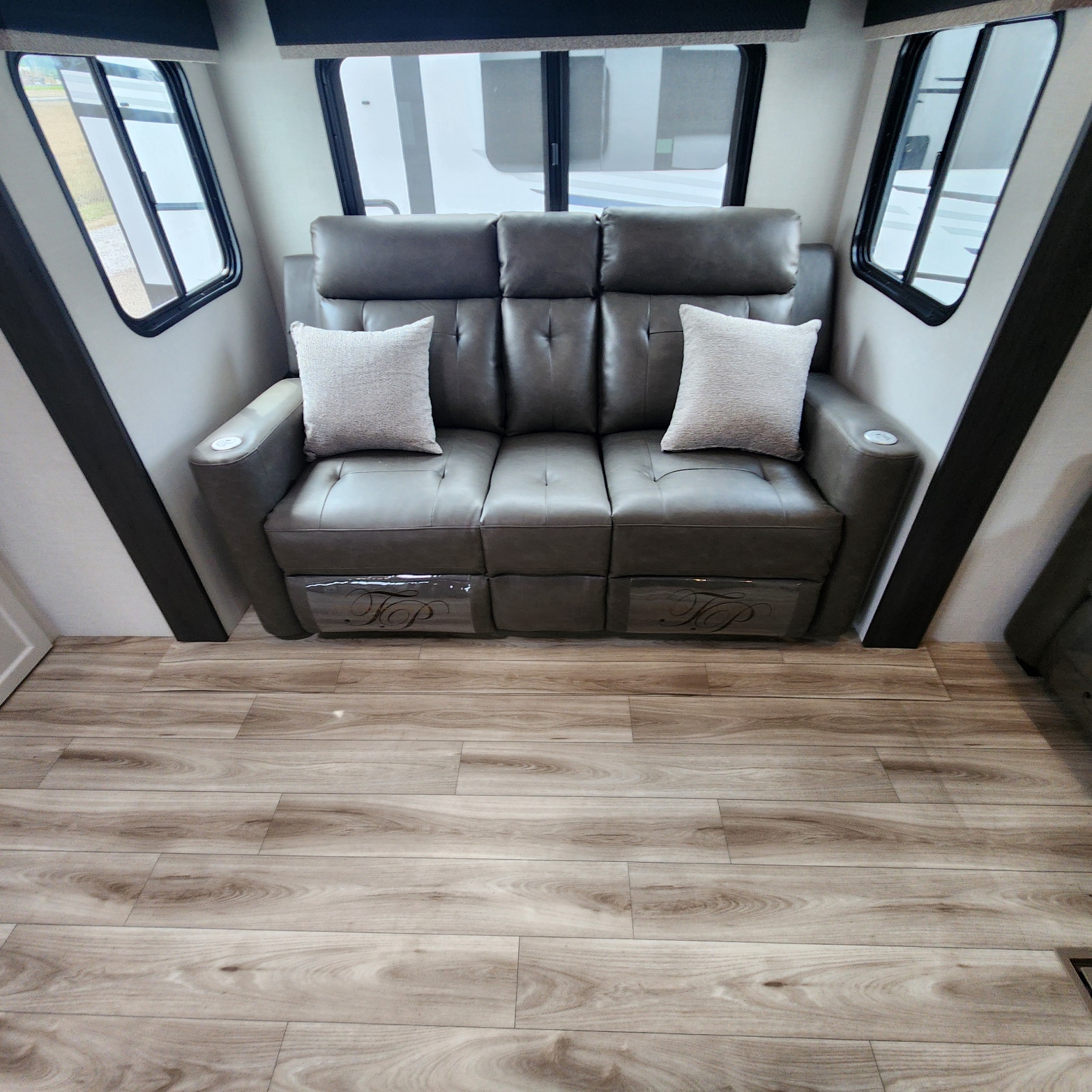 2026 VENTURE RV SPORTTREK 336VRK - Image 16