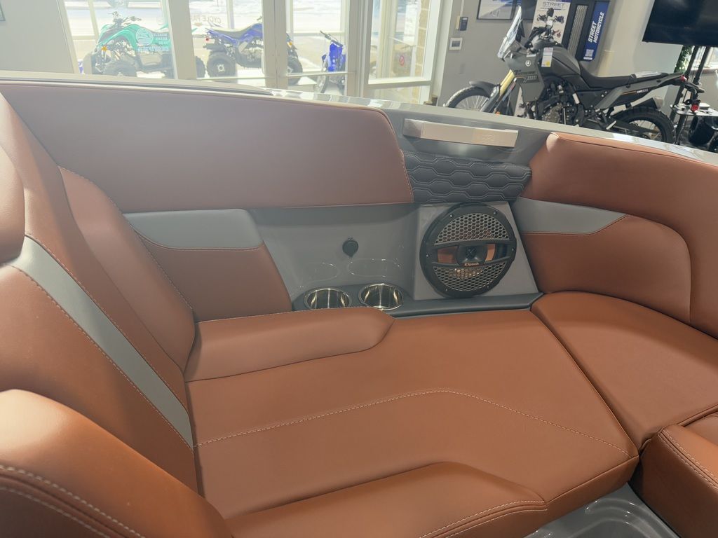 2025 MasterCraft XT22 - Image 50