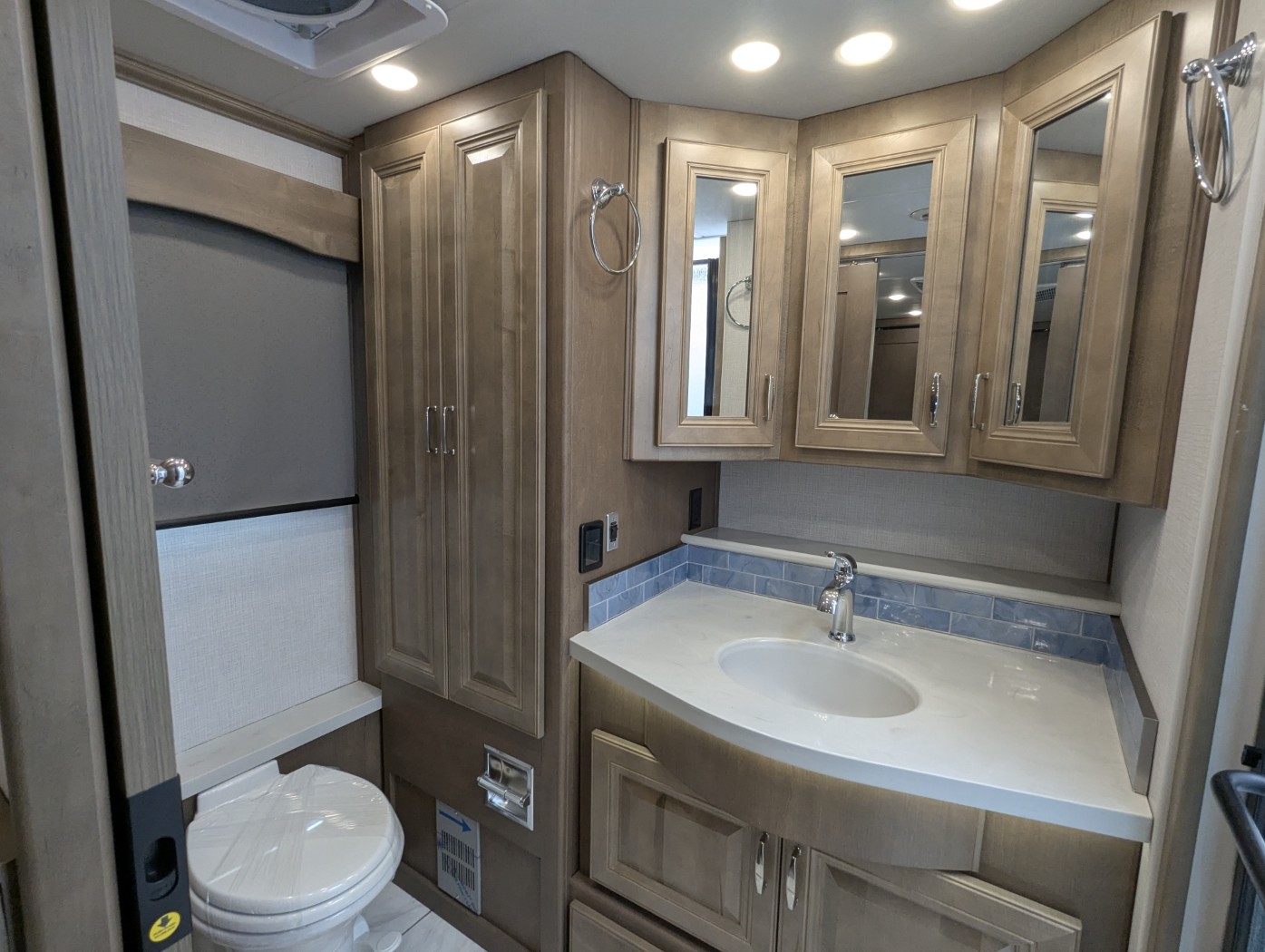 2026 Fleetwood Discovery 38N - Image 33