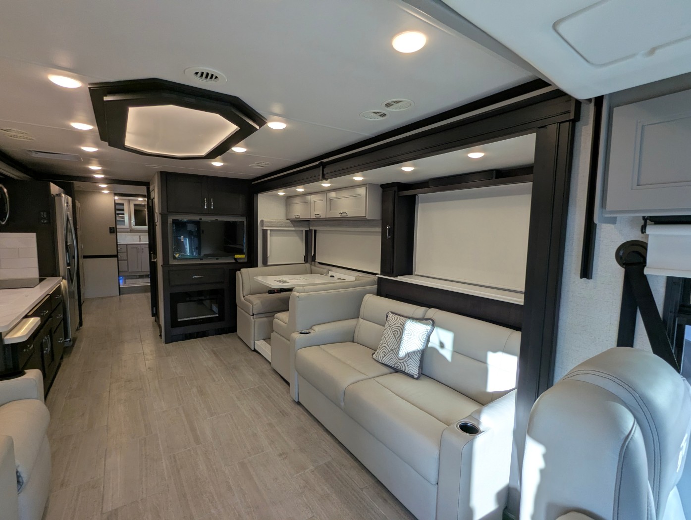 2026 Thor Motor Coach Aria 3901 - Image 11