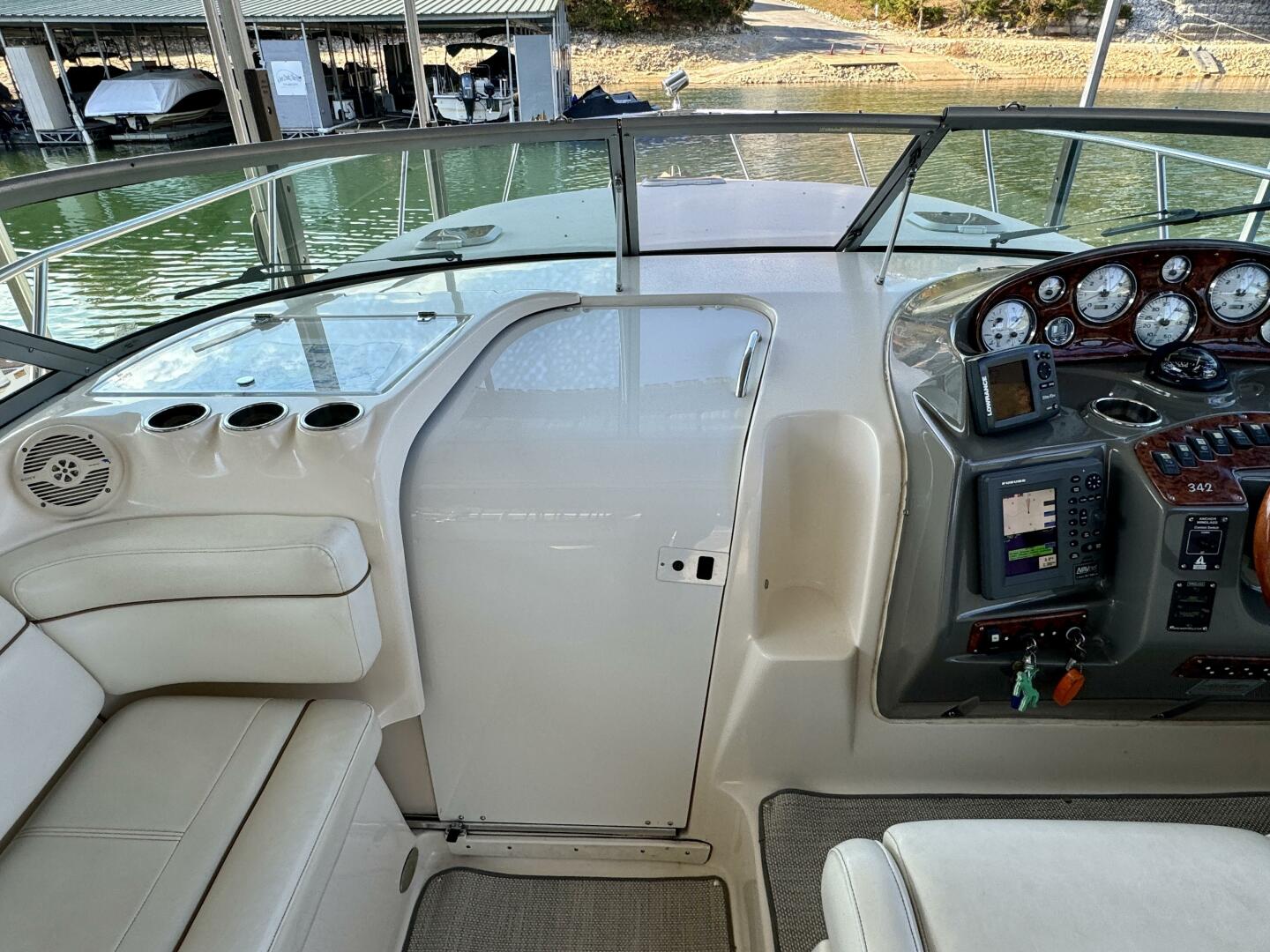 2004 Rinker 342 Fiesta Vee - Image 32