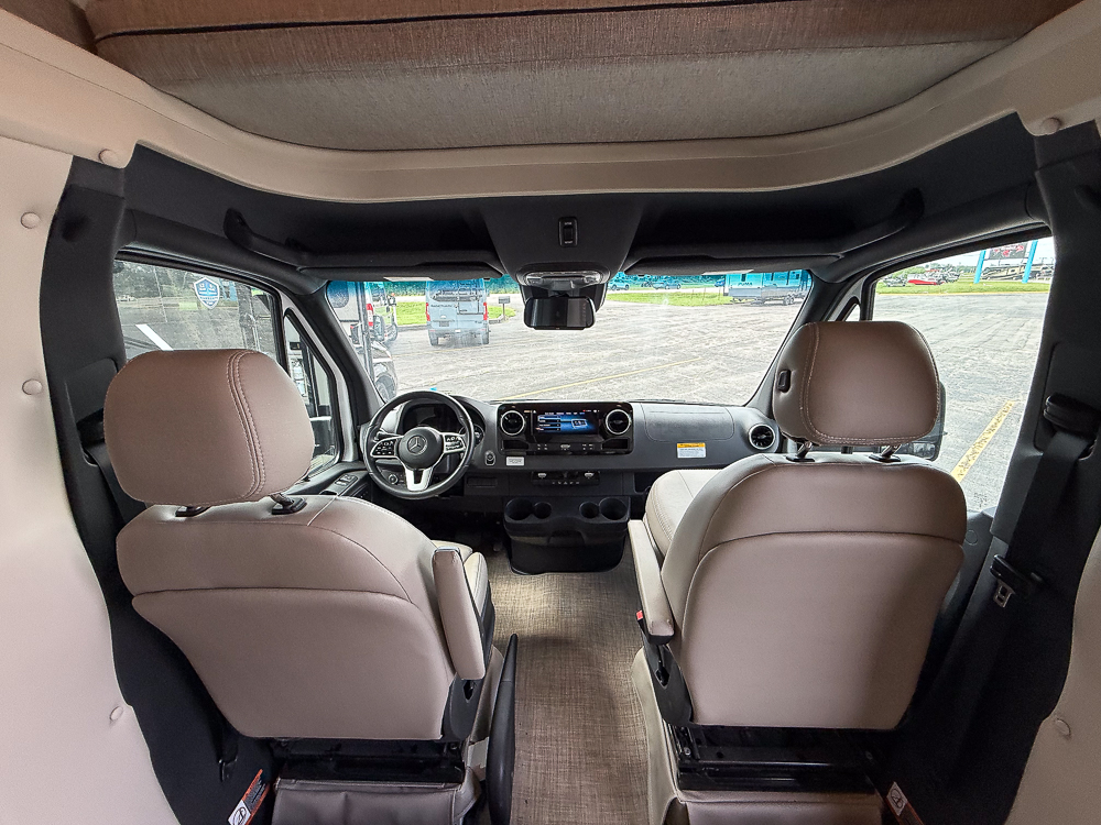 2025 THOR MOTORCOACH 24FB - Image 28