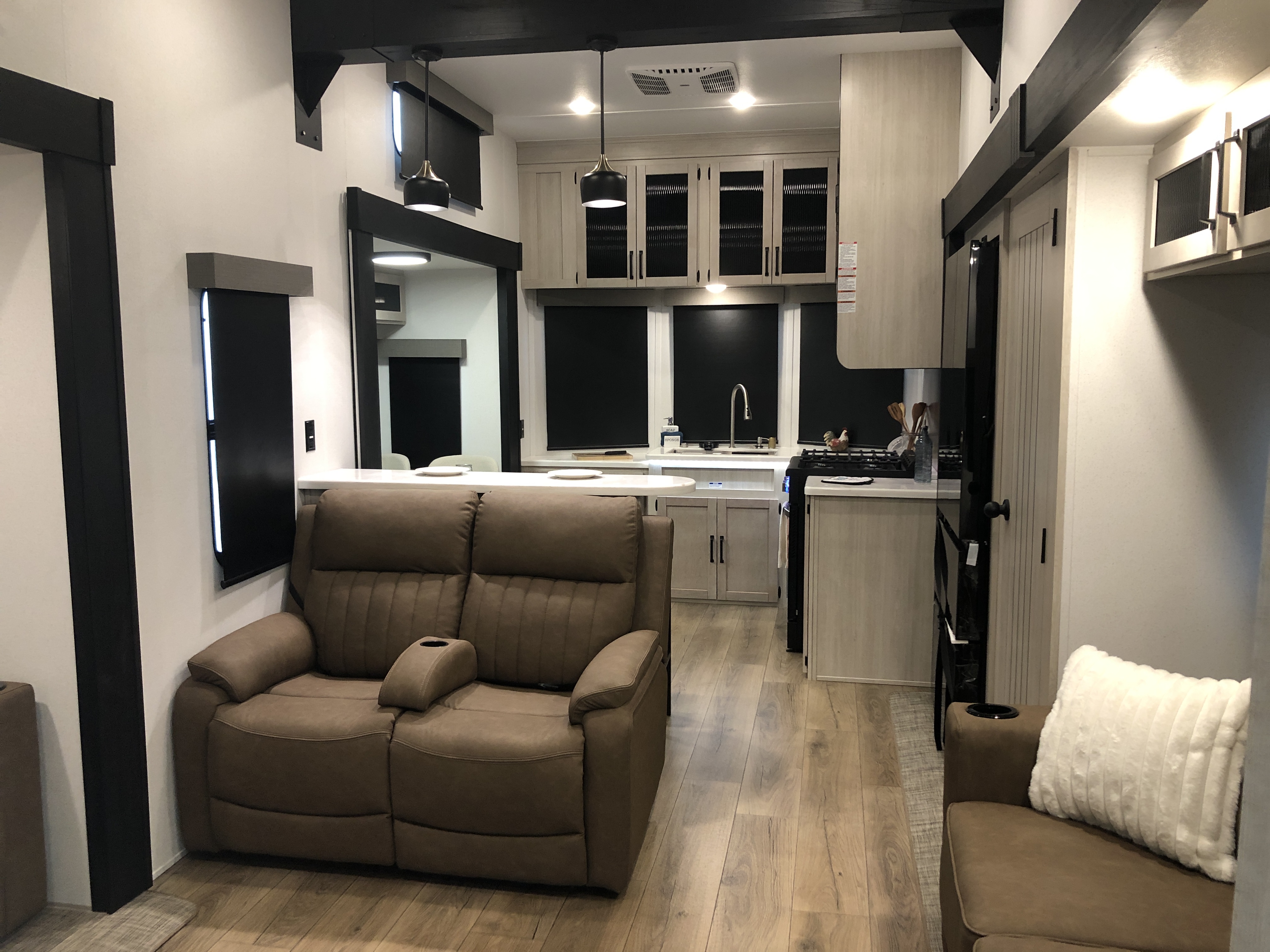 2027 Forest River Puma Vista 403LFT - Image 9