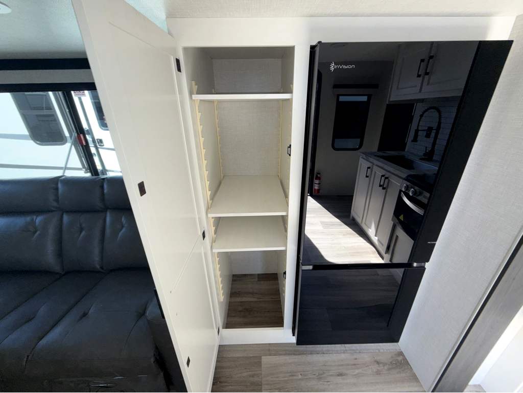 2026 VENTURE RV STRATUS 302VBH - Image 13