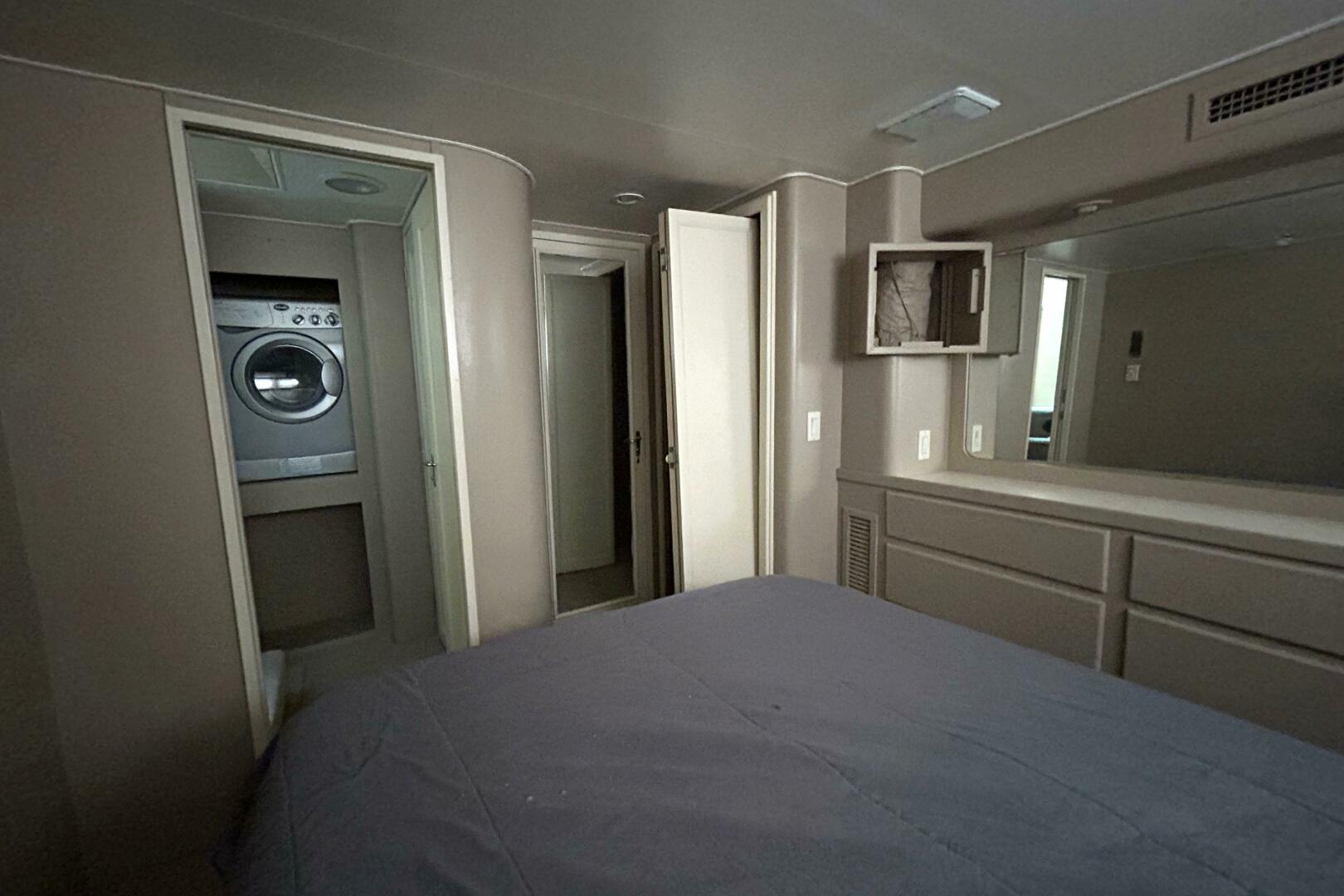 1991 Hatteras Cockpit Motor Yacht - Image 14