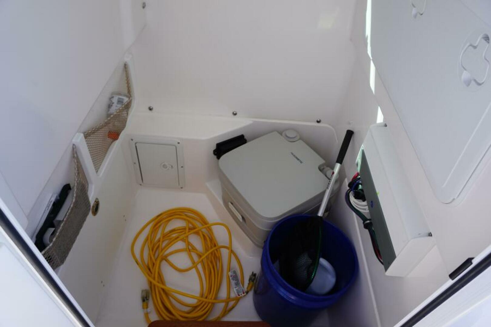 2022 Everglades 253 Center Console - Image 15