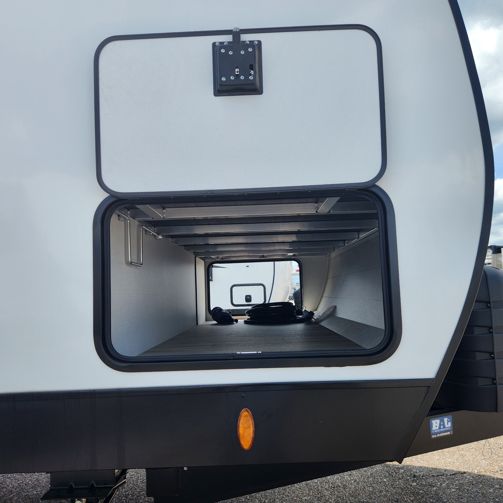 2026 VENTURE RV SPORTTREK 327VIK - Image 9