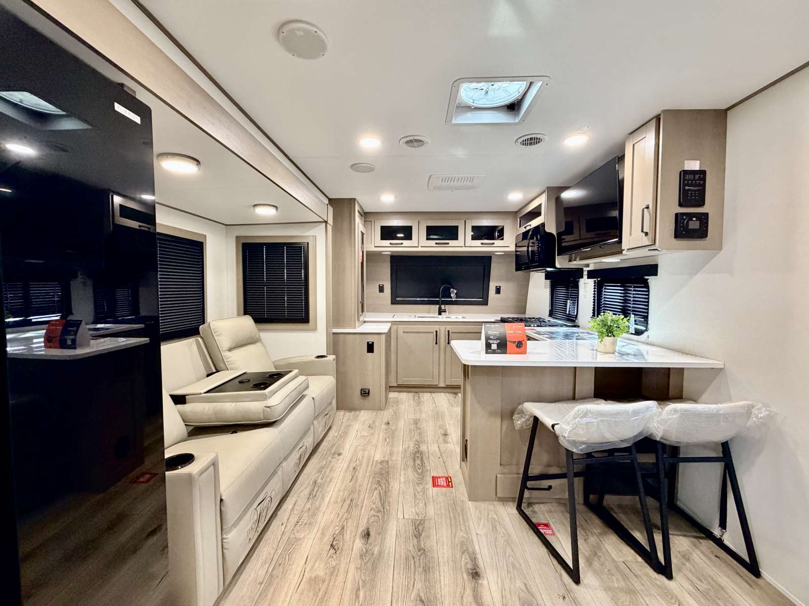 2026 Grand Design Reflection Travel Trailer 322FKTS - Image 9