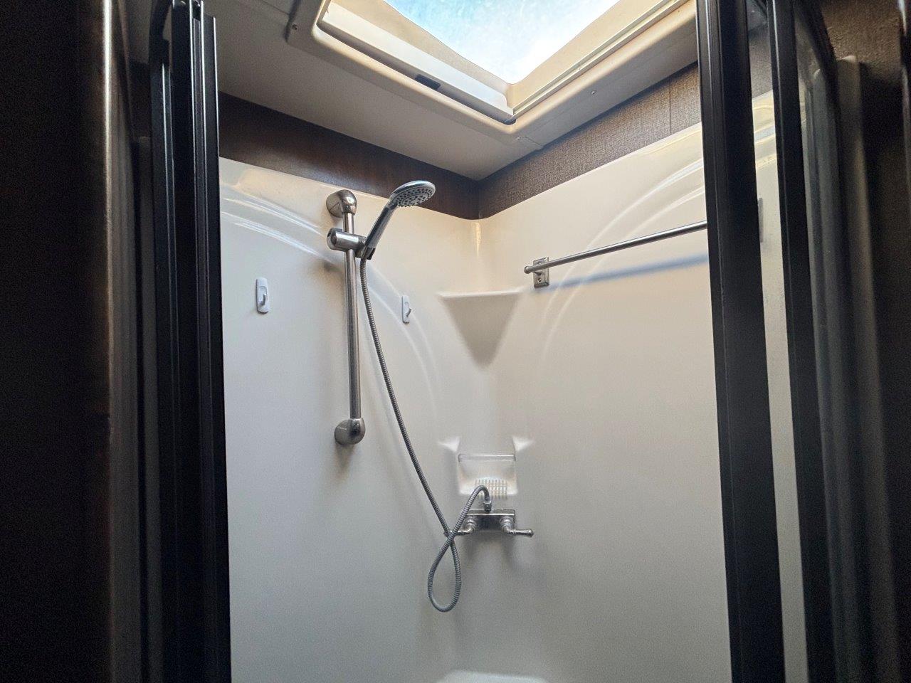 2016 Tiffin Allegro RED 33AA - Image 18