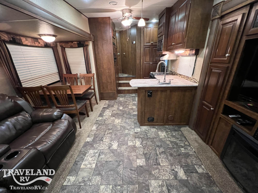 2015 Coachmen Chaparral Signature 327RLKS - Image 21