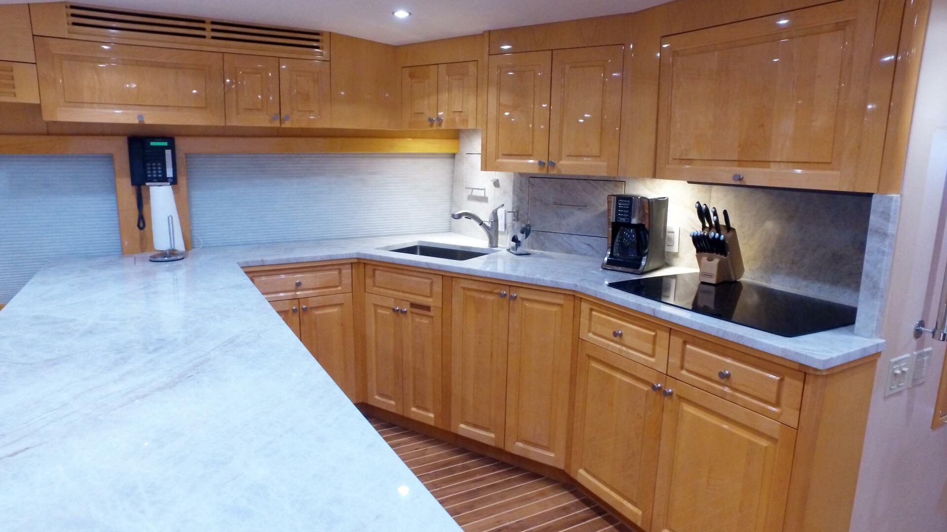 2006 Hatteras 68 Convertible - Image 6
