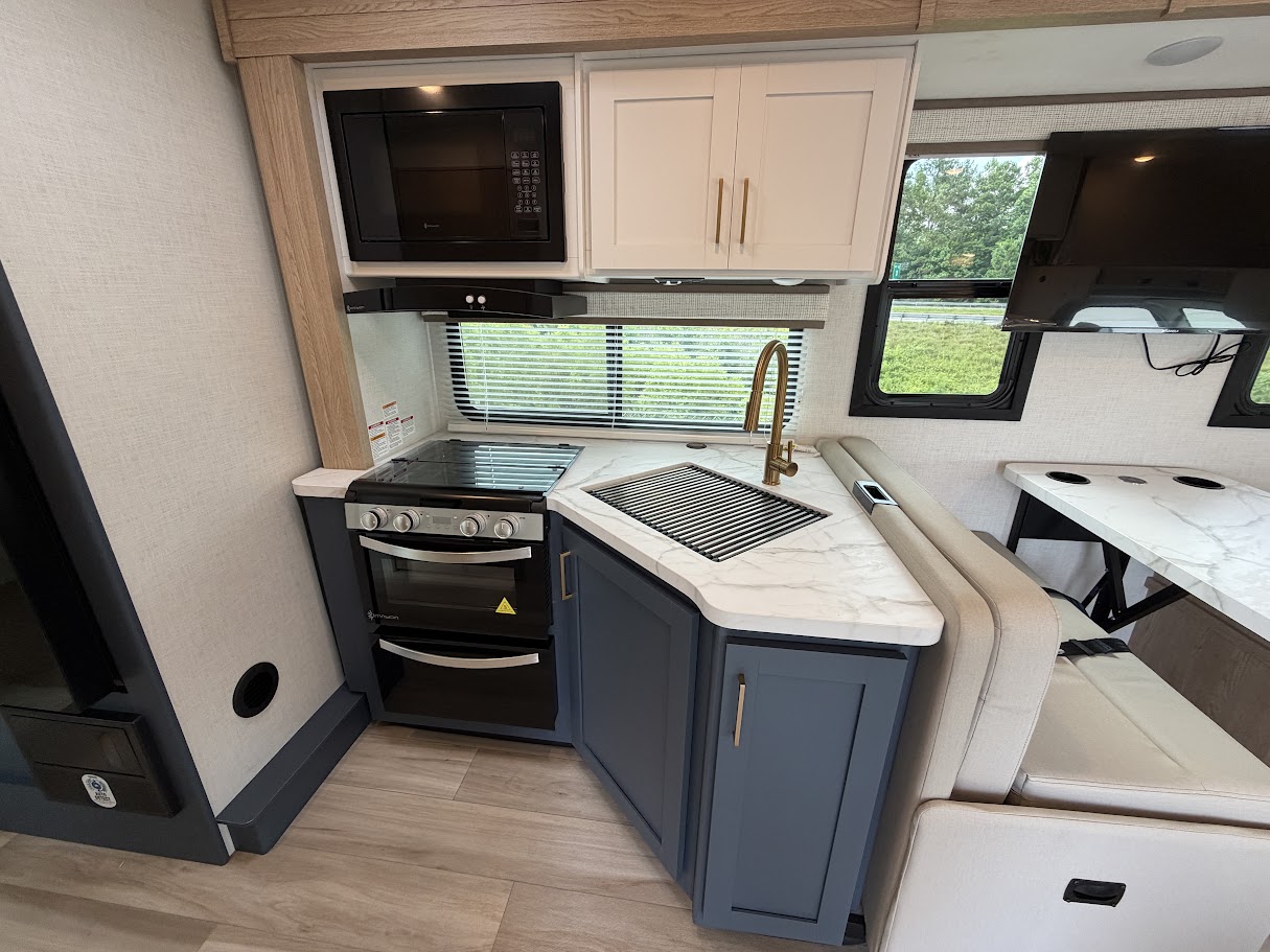 2027 THOR MOTOR COACH MAGNITUDE GA28 - Image 25