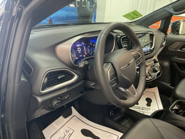 2025 Chrysler Pacifica Limited FWD - Image 12
