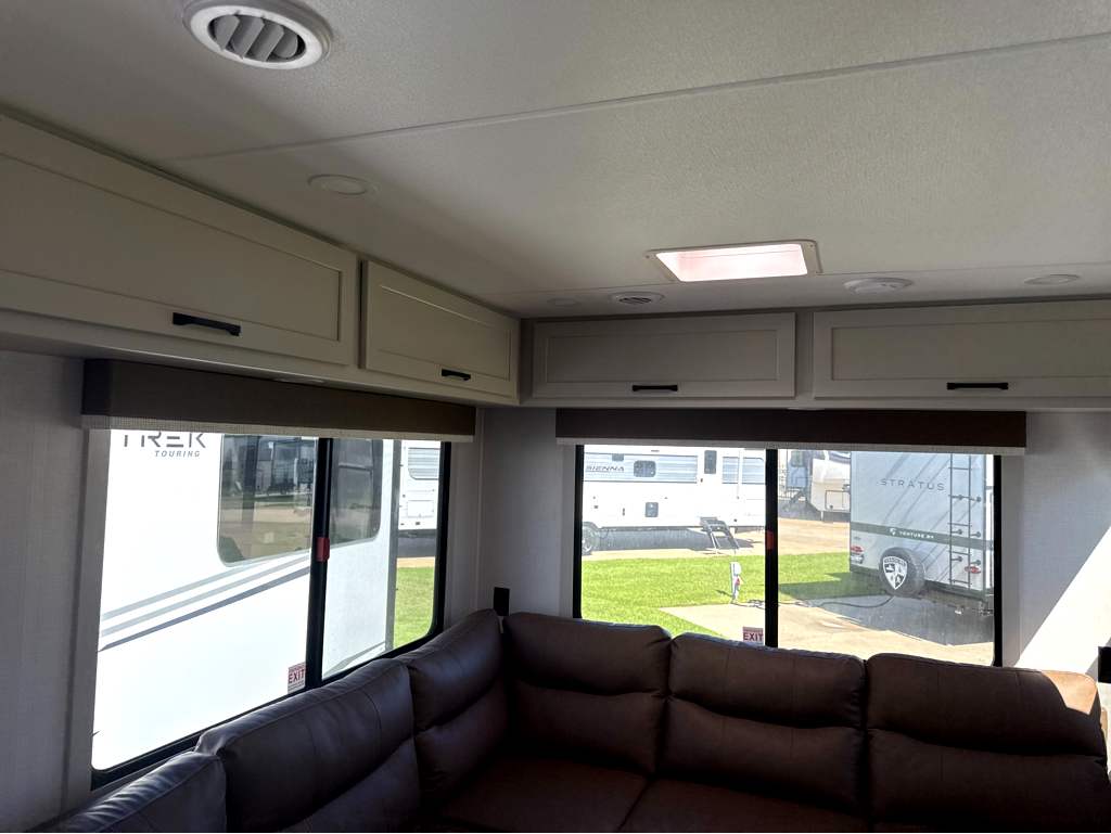 2027 VENTURE RV SPORTTREK 261VRL - Image 11