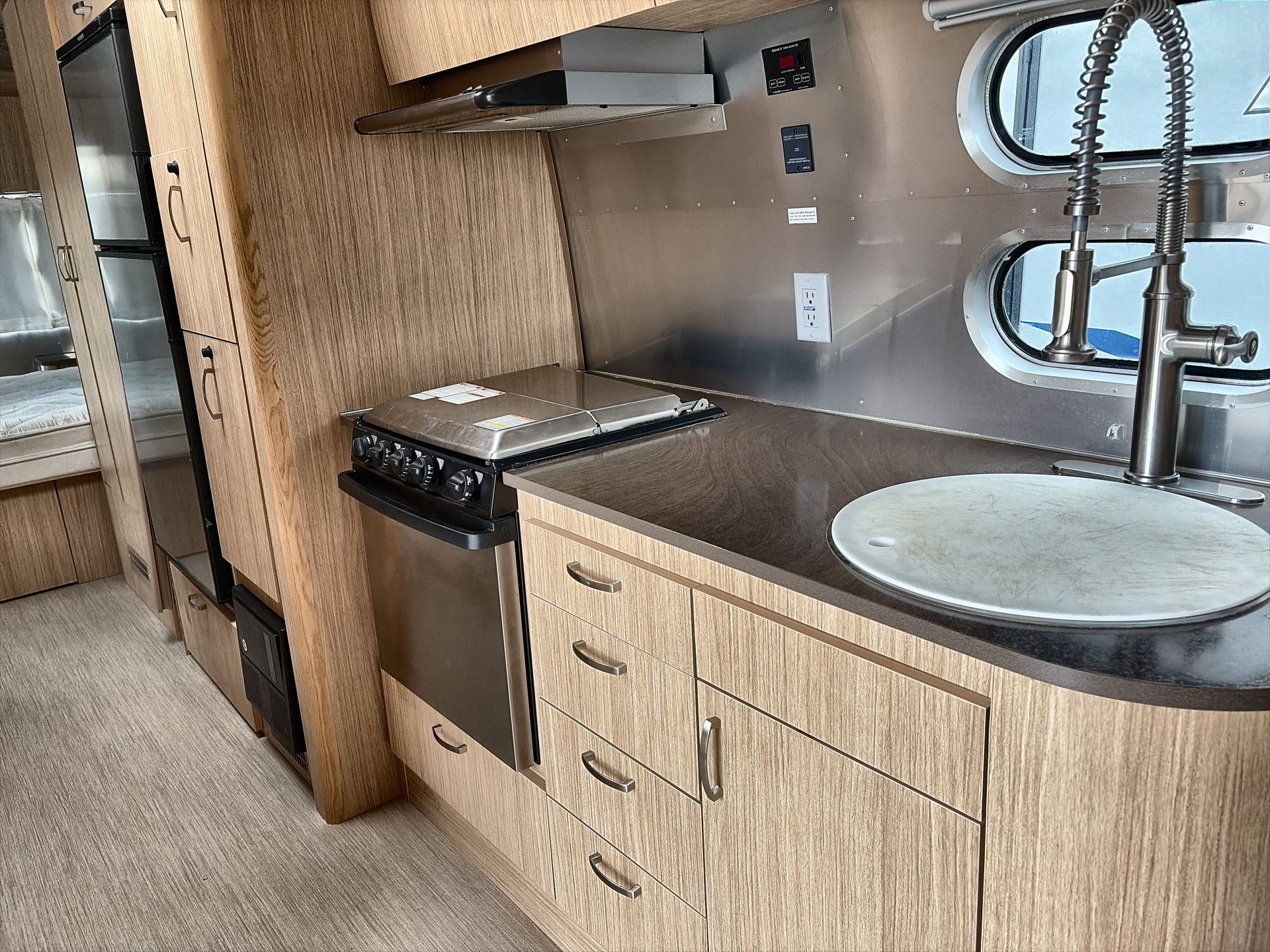 2018 Airstream Flying Cloud 26RB - Image 10